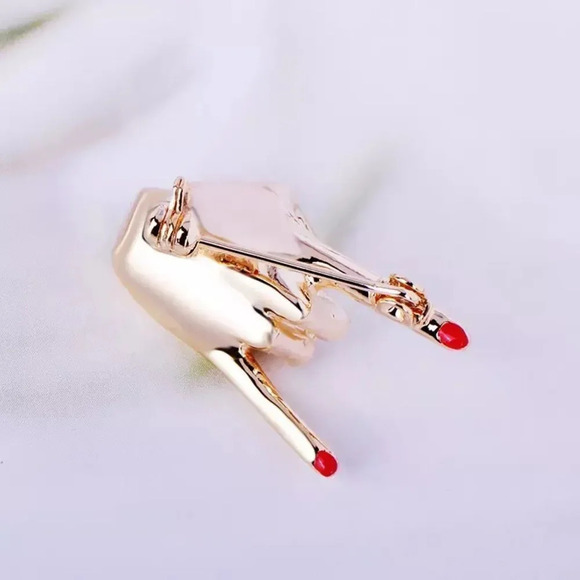 VQ Hand Brooch - Picture 2 of 4